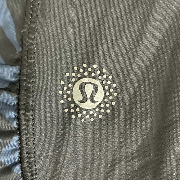 Lululemon Seawheeze 2015 Speed Tight Half Navy Half Black w/Squiggles Size 6 - Picture 9 of 10